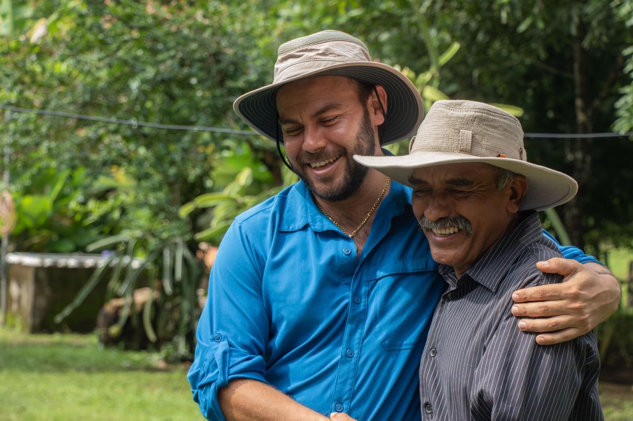 Imagen de dos hombres abrazándose