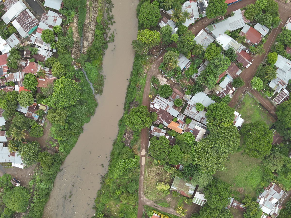 Toma de dron de un río