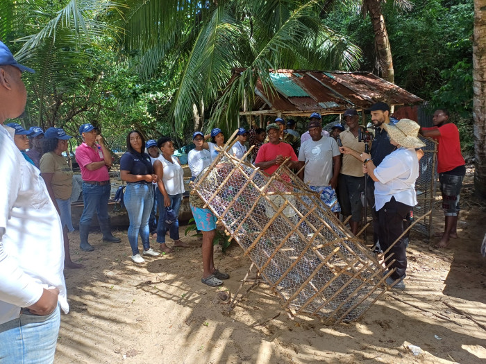The project worked to strengthen the Fishermen's Association, helping them increase their income while respecting fishing bans and environmental norms, including daily monitoring by CODOPESCA.  Here a fisherman building fish pots.