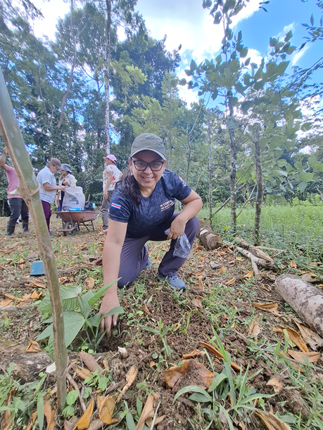 Mujeres en encuentro en Sarapiquí sembrando un arbol