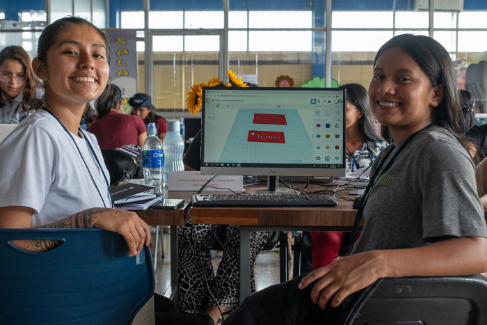 Jovenes mujeres de territorios indígenas con un monitor