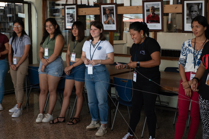 Jovenes mujeres de territorios indígenas en una dinámica de intercambio