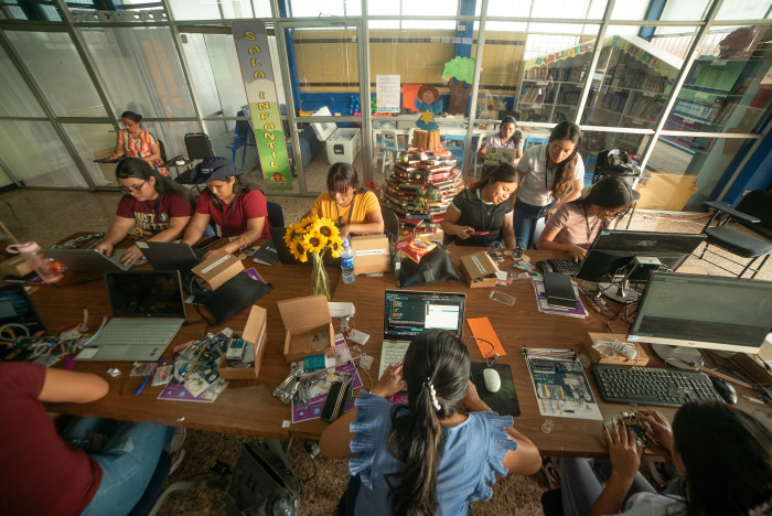 Vista de arriba de una mesa con mujeres