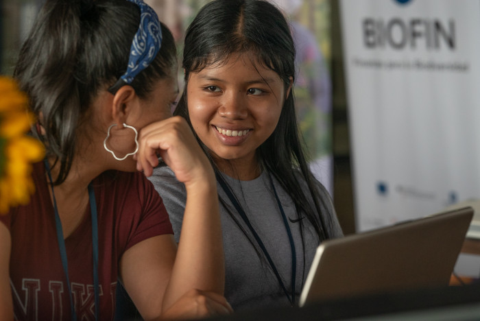 Jovenes mujeres de territorios indígenas conversando