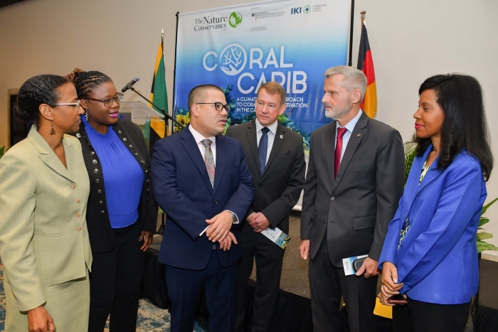 Shenique Albury-Smith (Directora adjunta de TNC para el Caribe), Senador Matthew Samuda (Ministro con responsabilidad del ambiente de Jamaica), Rob Brumbaugh (Director Regionalde TNC para el Caribe), Embajador de Alemania en Jan Hendrik van Thiel, Nicola Madden-Greig (presidenta de la Asociación de Turismo y Hoteles del Caribe).