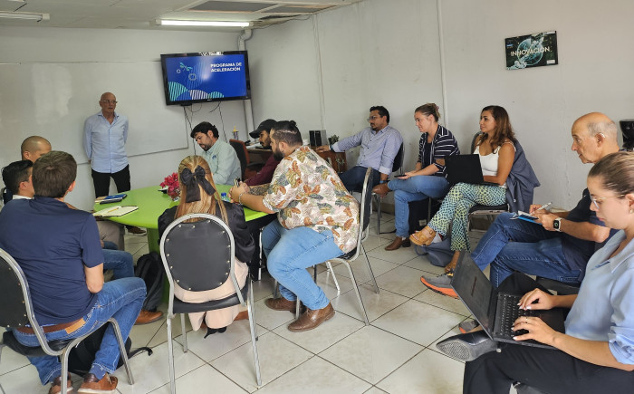 Personas en un taller