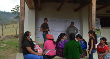 Grupo de personas reunidos recibiendo una charla