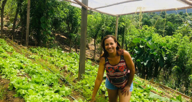 Mujer en huerta