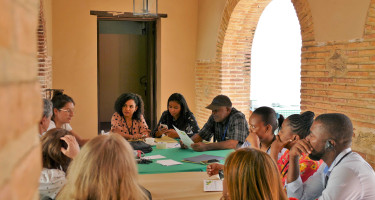 Personas alrededor de una mesa