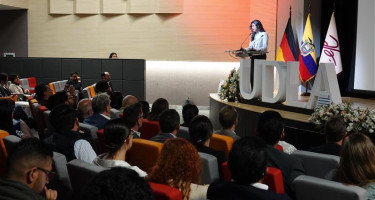 Persona brindando palabras al publico