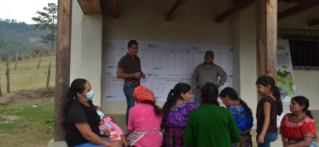 Grupo de personas reunidos recibiendo una charla