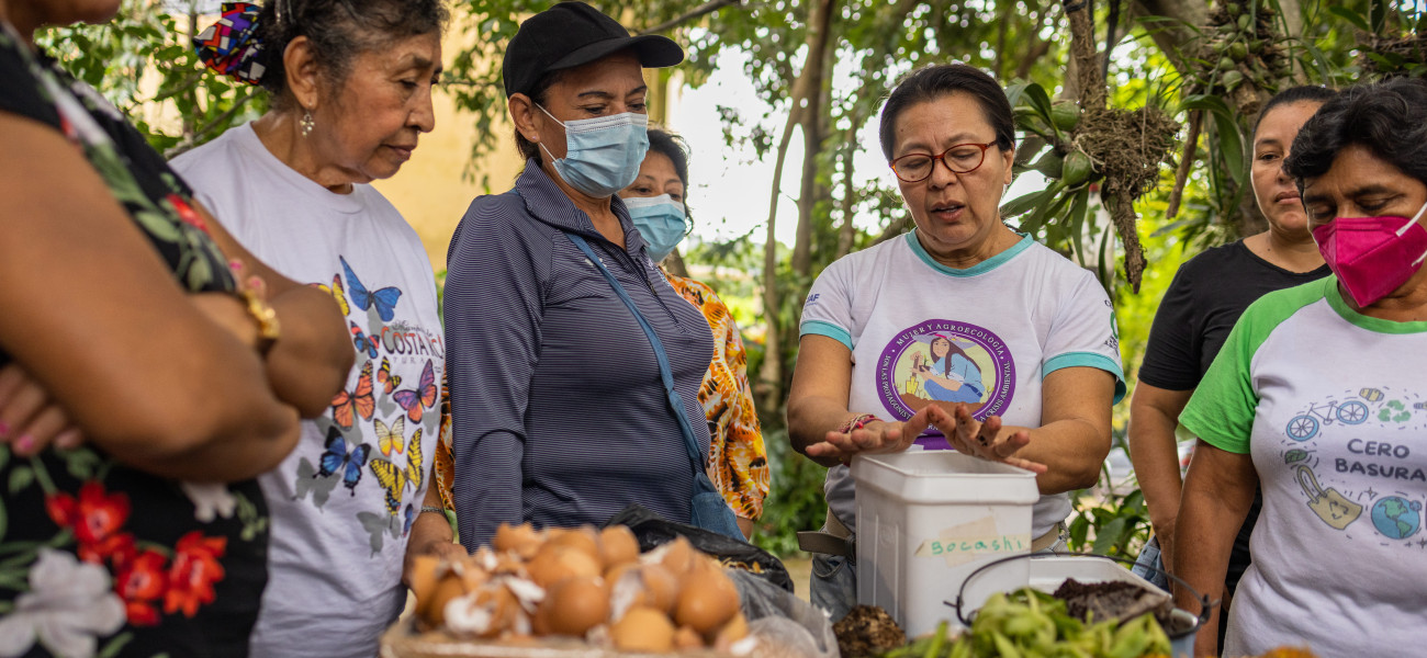 Mujeres en una huerta