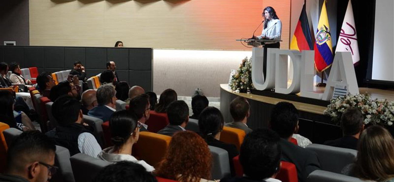 Persona brindando palabras al publico