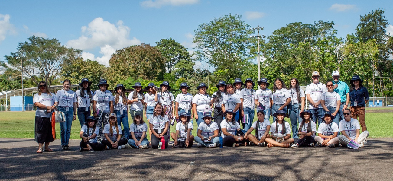 Foto grupal de las jóvenes participantes del Rally Femenino y el equipo facilitador.