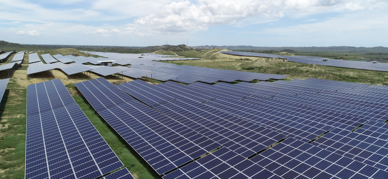 Vista de paneles solares en un espacio abierto