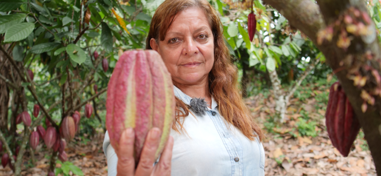 Mujer con cacao